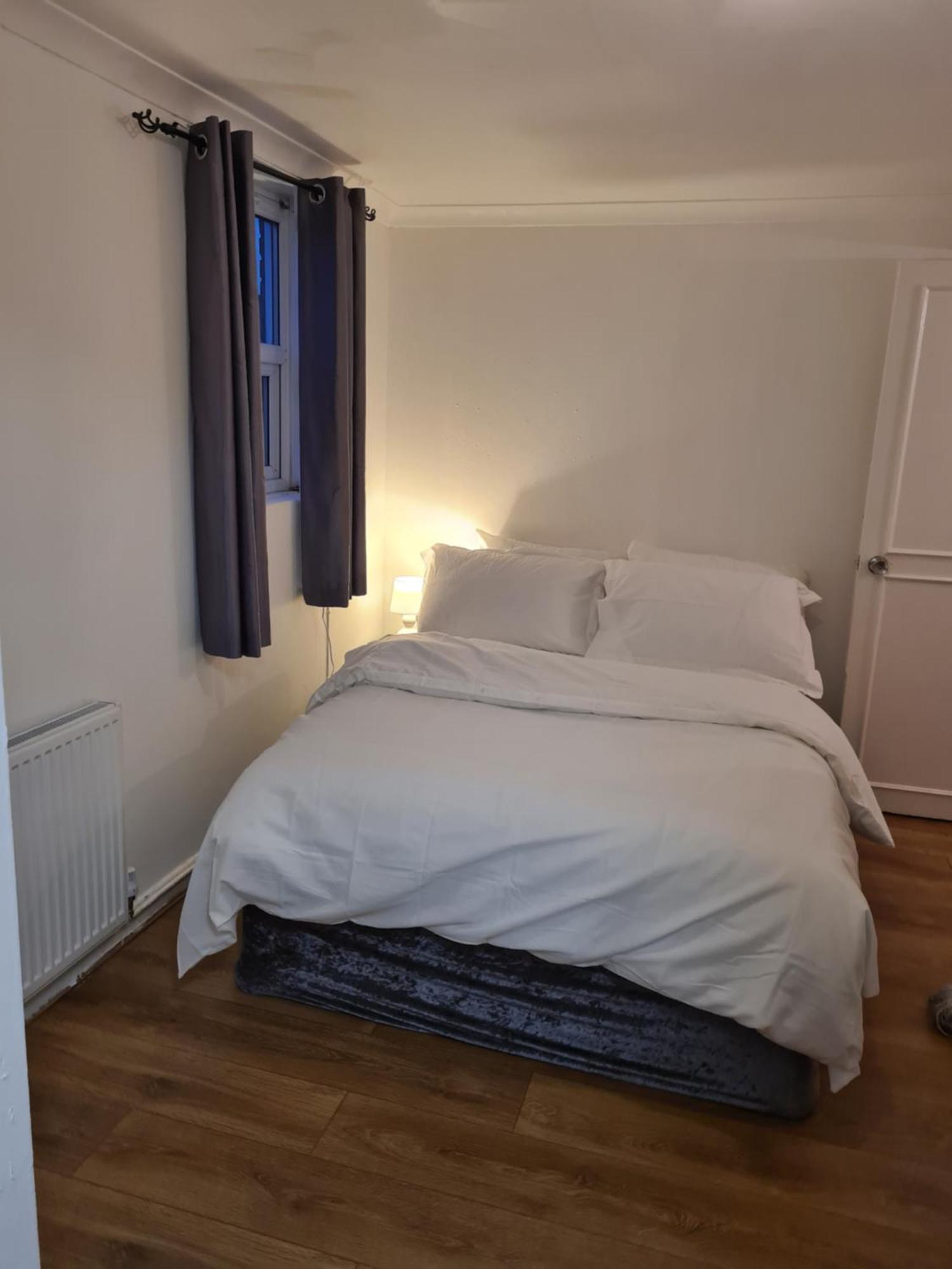 4br-2ensuite-10mincentrallondon-sleeps11-parking Casa vacanze *