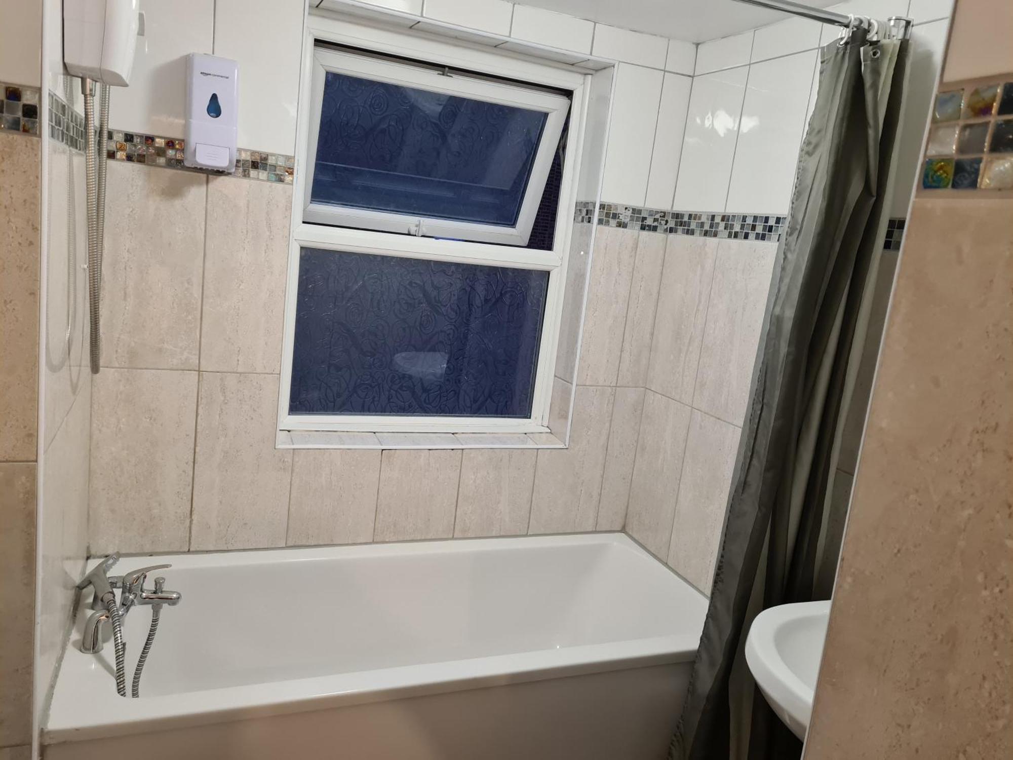 4br-2ensuite-10mincentrallondon-sleeps11-parking Casa vacanze *