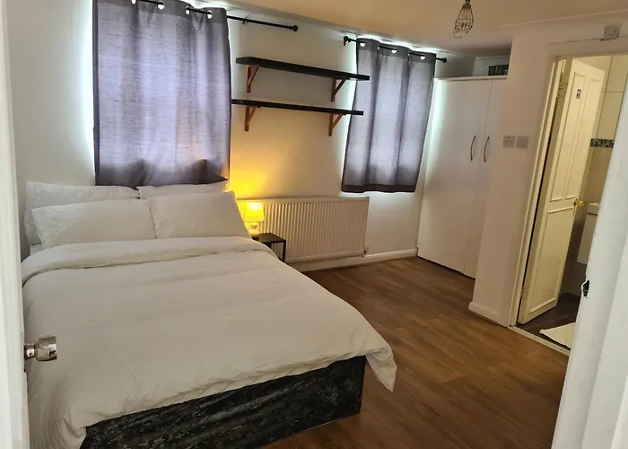 4Br-2Ensuite-10Mincentrallondon-Sleeps11-Parking